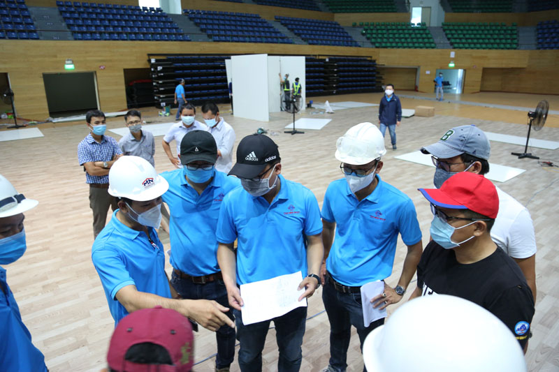 Các kỹ sư tham gia xây dựng Bệnh viện dã chiến tại Cung thể thao Tiên Sơn (Đà Nẵng)