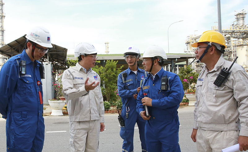 Ông Trần Tấn Chức (thứ hai từ phải sang) báo cáo tiến độ chuẩn bị Bảo dưỡng tổng thể lần 4 với Tổng giám đốc BSR Bùi Minh Tiến