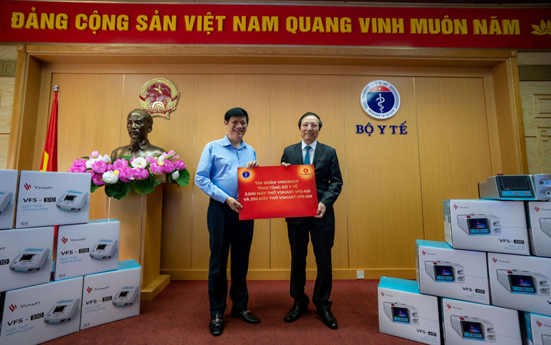 GS Đỗ Tất Cường, Phó Tổng Giám đốc Hệ thống Y tế Vinmec, đại diện Tập đoàn Vingroup trao tặng máy thở cho quyền Bộ trưởng Bộ Y tế Nguyễn Thanh Long
