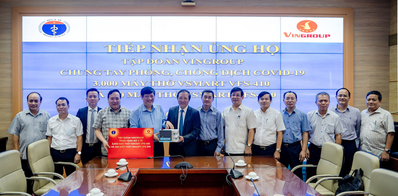 Đại diện Tập đoàn Vingroup trao tặng Bộ Y tế 3.000 máy thở Vsmart VFS-410 và 200 máy thở Vsmart VFS-510