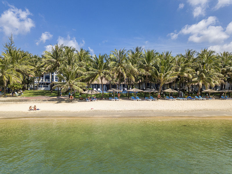 Bãi biển Phú Quốc thơ mộng cùng hàng dừa rợp bóng