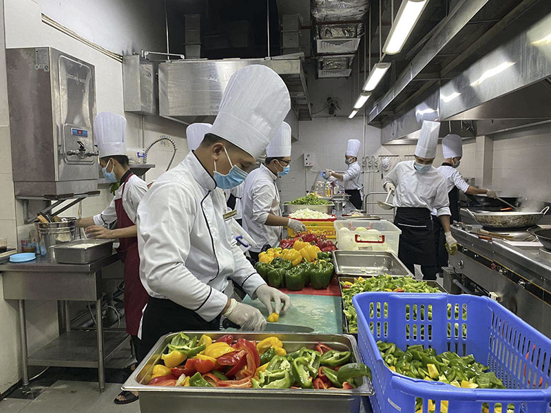 Nhân viên Công viên châu Á nấu ăn phục vụ thi công Bệnh viện dã chiến