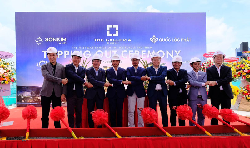 Ông Andy Han Suk Jung, CEO SonKim Land; ông Võ Thanh Liêm, Quyền Tổng giám đốc Coteccons và đại diện lãnh đạo các đơn vị tại buổi lễ cất nóc Dự án The Galleria Residence