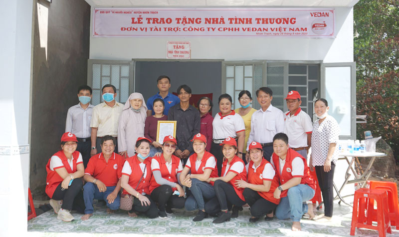 Bà Nguyễn Thị Thu Thủy và gia đình cùng đại diện các ban ngành đoàn thể huyện Nhơn Trạch trong buổi trao tặng mái ấm tình thương