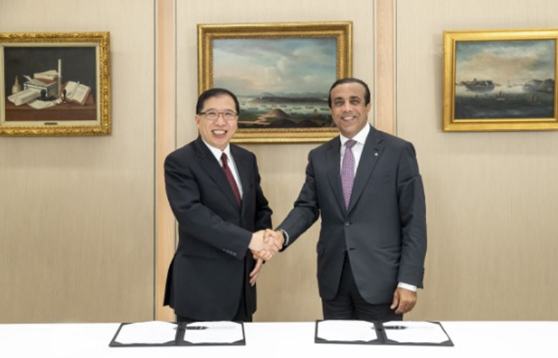 Ông Omar Al Futtaim (bên phải), Phó Chủ tịch Tập đoàn Al-Futtaim và Dominic Lai (bên trái), Giám đốc Điều hành Tập đoàn A.S. Watson ký thỏa thuận ra mắt thương hiệu Watsons ở GCC, với cửa hàng đầu tiên được mở vào tháng 10/2020