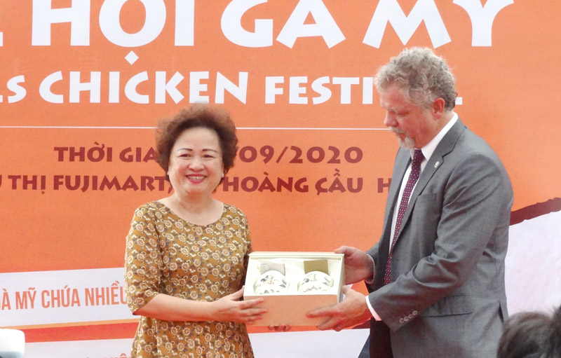 Madame Nguyễn Thị Nga, Chủ tịch Tập đoàn BRG tặng quà lưu niệm cho ông Robert Hanson, Tham tán nông nghiệp của Đại sứ quán Mỹ tại Việt Nam
