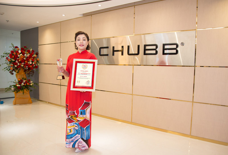 Bà Nguyễn Kim Cúc, Phó Chủ tịch Miền, Ban Ðiều hành Kinh doanh cấp cao Chubb Life Việt Nam nhận Giải “Top 10 doanh nghiệp Bảo hiểm Nhân thọ uy tín năm 2020”