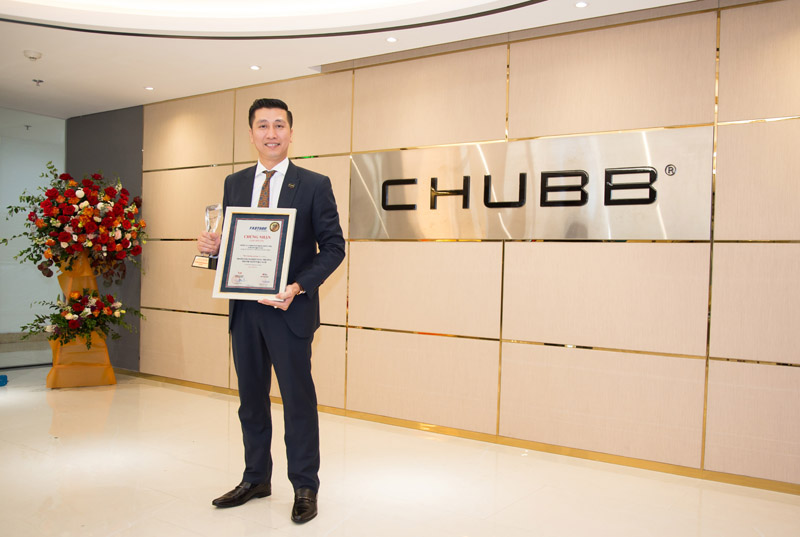 Ông Nguyễn Văn Thu, Giám đốc Cấp cao, Ðiều hành và Phát triển Kinh doanh Chubb Life Việt Nam nhận Giải “Top 500 doanh nghiệp tăng trưởng nhanh nhất Việt Nam năm 2020”