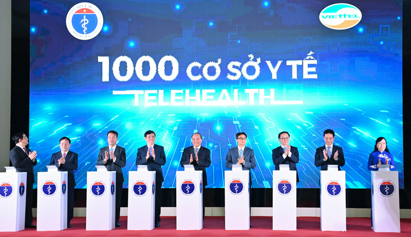 Thủ tướng Chính phủ Nguyễn Xuân Phúc cùng các quan khách bấm nút khánh thành 1000 cơ sở y tế khám, chữa bệnh từ xa