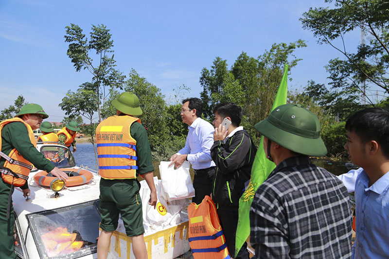 Anh Vũ Anh Tuấn (người mặc áo trắng) Phó tổng giám đốc CPV cùng đoàn công tác của bộ trưởng Bộ NN& PTNT- ông Nguyễn Xuân Cường trao tặng 100 suất quà tại vùng lũ huyện Lệ Thủy, tỉnh Quảng Bình