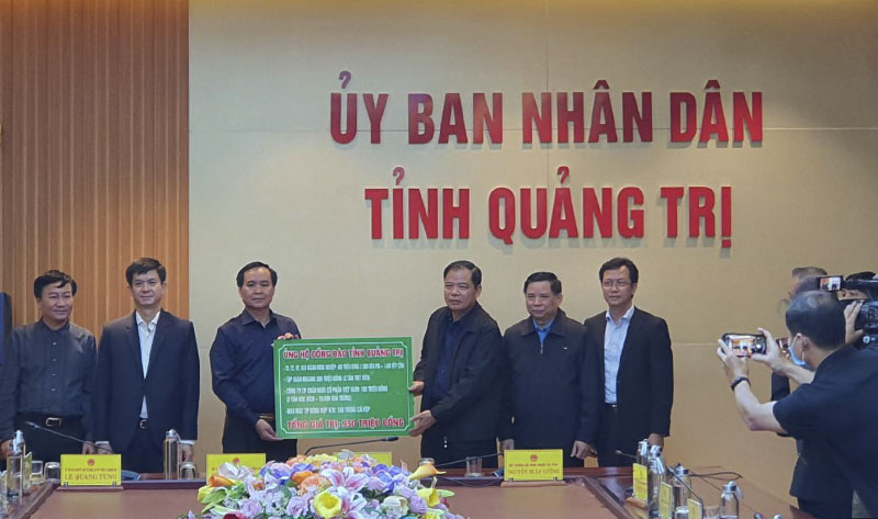 C.P. Việt Nam đồng hành cùng Bộ Nông nghiệp và Phát triển nông thôn trao quà hỗ trợ tỉnh Quảng Trị