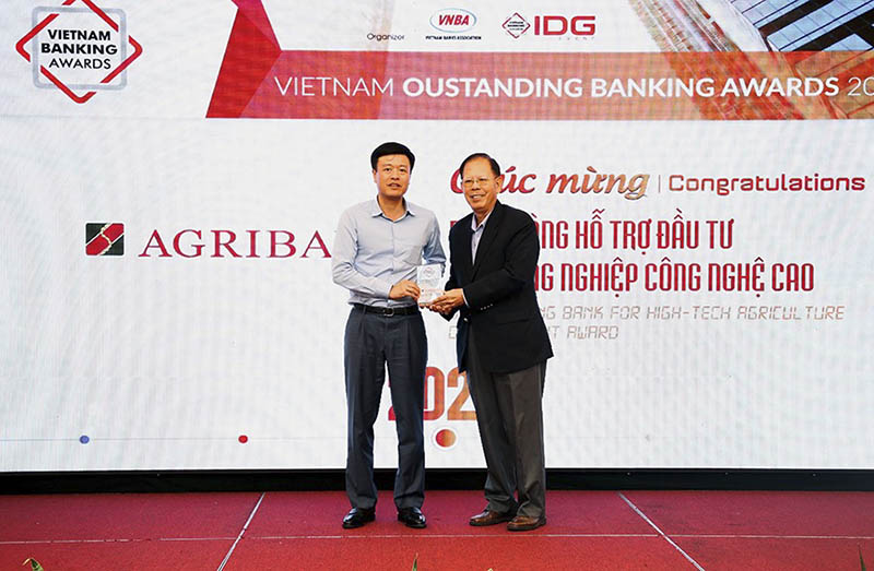 Đại diện Agribank, Ông Nguyễn Hải Long - Phó Tổng Giám đốc nhận giải thưởng 