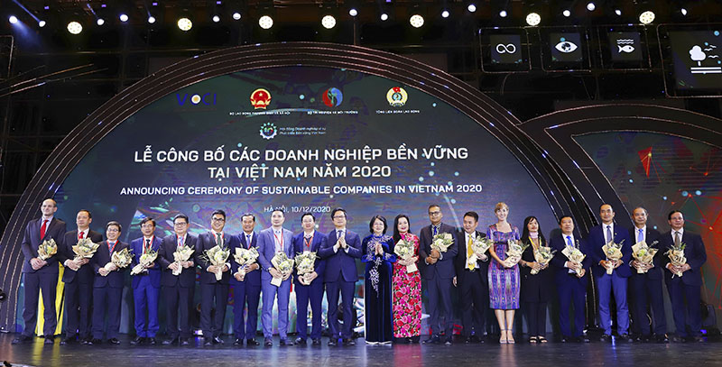 Bà Đặng Thị Ngọc Thịnh - Ủy viên Trung ương Đảng, Phó chủ tịch nước Cộng hòa xã hội chủ nghĩa Việt Nam tặng hoa chúc mừng TOP 10 doanh nghiệp dẫn đầu phát triển bền vững tại Việt Nam năm 2020