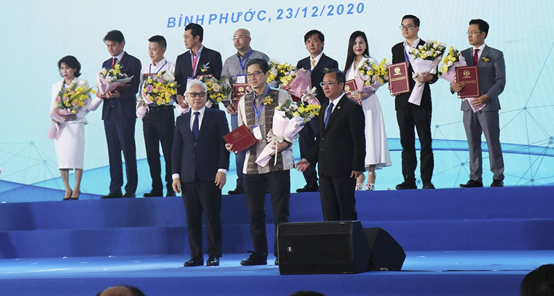 Ông Arif Widjaja – Tổng Giám đốc công ty TNHH Japfa Comfeed Việt Nam (giữa) nhận giấy phép đầu tư từ Bí thư Tỉnh ủy Bình Phước Nguyễn Văn Lợi (trái)