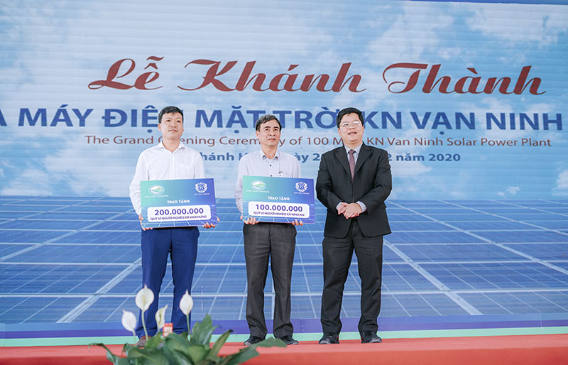 Ông Hoàng Trọng Hoàn (phải) - Phó Tổng giám đốc Công ty Golf Long Thành trao tặng Quỹ vì người nghèo