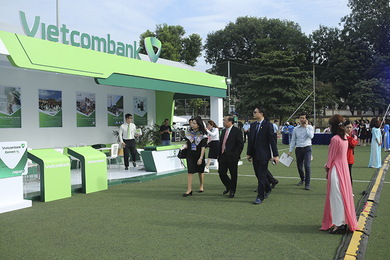Ông Nguyễn Kim Anh, Phó Thống đốc ngân hàng Nhà nước Việt Nam (hàng đầu ở giữa) thăm quan gian hàng của Vietcombank tại chương trình “Sóng Festival”