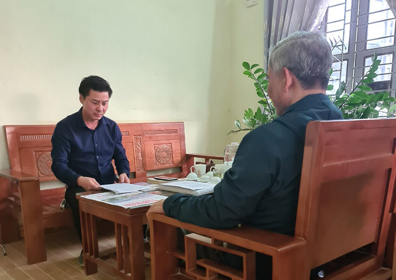Ông Nguyễn Văn Ba đang trình bày các văn bản liên quan  