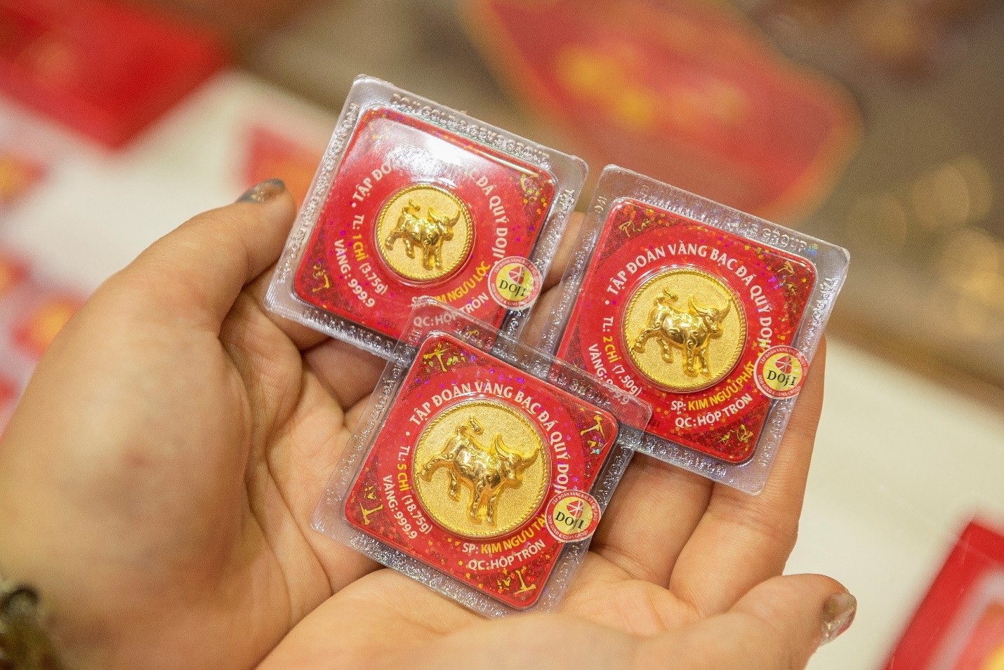 DOJI đã tung ra thị trường những sản phẩm vàng ép vỉ đa dạng về kiểu dáng và mẫu mã Kim Ngưu Phát Lộc, Kim Ngưu Chiêu Tài…