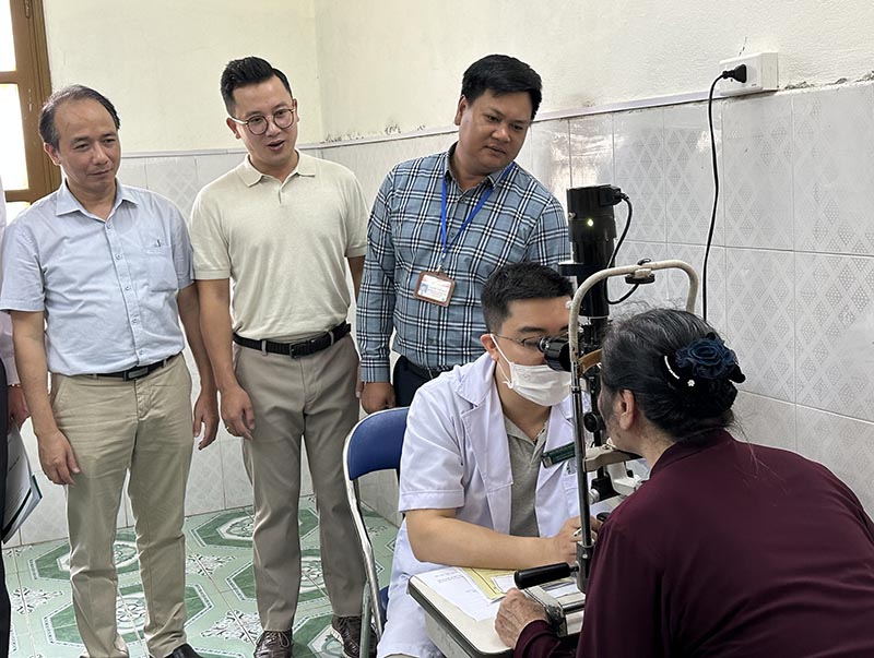 Các bác sĩ Bệnh viện Mắt Hải Phòng đang thực hiện khám cho người dân địa phương. Ảnh: Quỳnh Nga