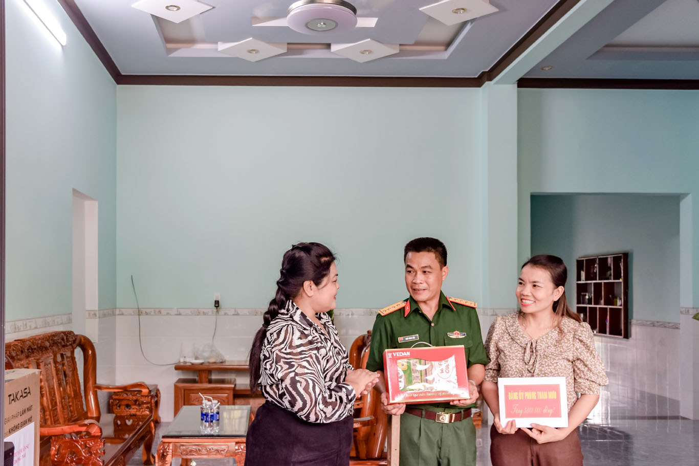 Bà Nguyễn Thu Thủy, đại diện Vedan Việt Nam trao quà cho gia đình đại úy quân nhân chuyên nghiệp Ngô Công Tấn
