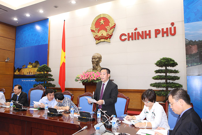 Chủ tịch Hội doanh nhân trẻ Việt Nam Bùi Văn Quân báo cáo với Phó Thủ tướng