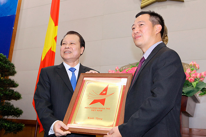 Chủ tịch Hội Doanh nhân trẻ Việt Nam Bùi Văn Quân tặng biểu trưng Logo Doanh nhân trẻ cho Phó Thủ tướng Vũ Văn Ninh