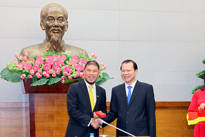 Phó Thủ tướng Vũ Văn  Ninh tặng quà cho các đại biểu doanh nhân trẻ khởi nghiệp xuất sắc năm 2015