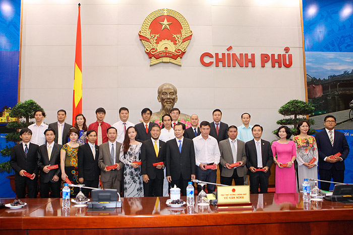 Phó Thủ tướng Vũ Văn Ninh tặng quà cho các đại biểu doanh nhân trẻ khởi nghiệp xuất sắc năm 2015  .