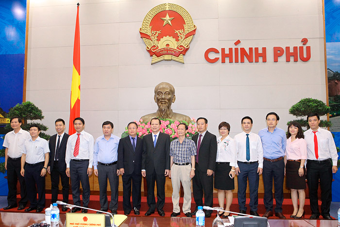 Phó Thủ tướng Vũ Văn Ninh chụp ảnh lưu niệm với các cán bộ hội doanh nhân trẻ