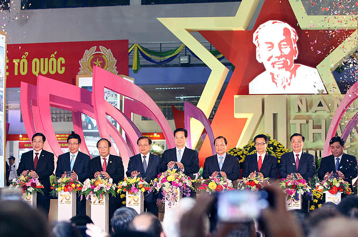 Thủ tướng Nguyễn Tấn Dũng và các đồng chí lãnh đạo Đảng, Nhà nước khai mạc Triển lãm 70 năm Thành tựu kinh tế-xã hội
