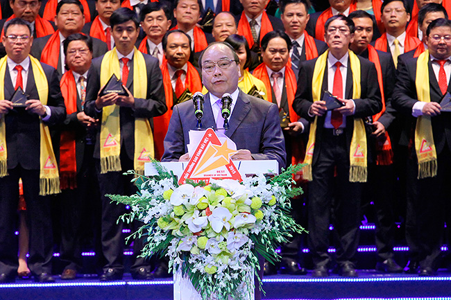 Phó Thủ tướng Nguyễn Xuân Phúc phát biểu tại Lễ trao giải thưởng Sao Vàng đất Việt 2015. Ảnh: Chí Cường