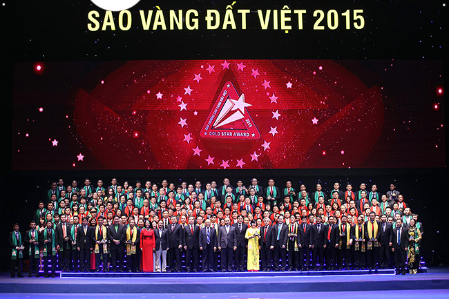 Phó Thủ tướng Nguyễn Xuân Phúc cùng lãnh đạo các Bộ, ban ngành trao giải thưởng Sao Vàng đất Việt 2015 cho 200 doanh nghiệp xuất sắc. Ảnh: Chí Cường