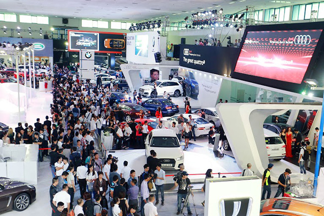 Gian hàng được trưng bày toàn bộ 10 mẫu xe đang được Audi Việt Nam phân phối đều được phô diễn trước các khách hàng thăm quan.