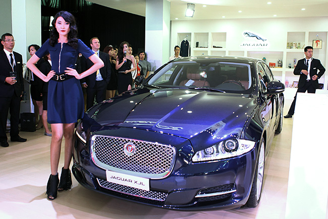 Đây là mẫu xe lớn nhất của hãng xe sang Jaguar. XJ được phát triển từ năm 1968, là dòng xe sedan đỉnh cao của Jaguar với kích thước to lớn và nội thất rộng rãi, sang trọng. Sự trở lại của mẫu XJ đời 2015 khiến hãng xe Anh quốc đã 