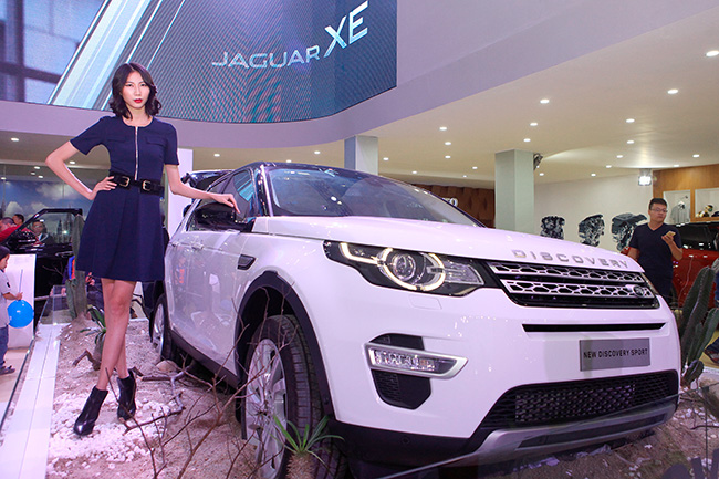 Tâm điểm của Land Rover tại triển lãm ôtô quốc tế Việt Nam lần thứ nhất (VIMS 2015) là Range Rover Sport 2016 và Discovery Sport. Bên cạnh đó là hai mẫu xe đã quen thuộc Range Rover và Range Rover Evoque. Land Rover là thương hiệu duy nhất tại triển lãm năm nay chỉ có SUV.