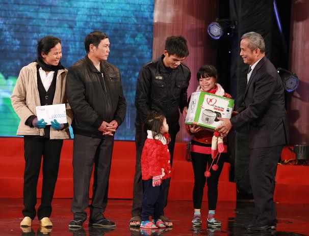 Chủ tịch Tổng LĐLĐVN tặng quà tết cho gia đình công nhân trong chương trình Tết sum vầy. Ảnh: Hải Nguyễn