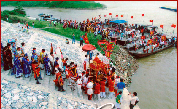  Lễ hội làng gốm cổ truyền Bát Tràng được tổ chức hàng năm vào ngày 14 - 15/02 âm lịch. 