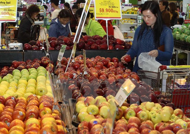 Người tiêu dùng Việt lựa chọn thực phẩm tại siêu thị. (Ảnh: Vũ Sinh/TTXVN)