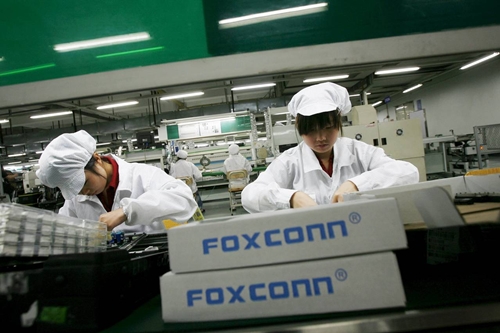 Công nhân trong một nhà máy của Foxconn. Ảnh: Reuters