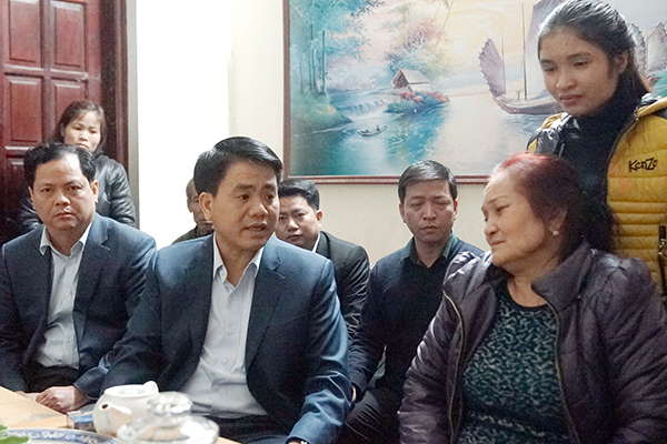 Chủ tịch UBND TP Hà Nội Nguyễn Đức Chung thăm hỏi gia đình nạn nhân tử vong do vụ tai nạn giao thông nghiêm trọng sáng 29-2 tại Ái Mộ, Long Biên