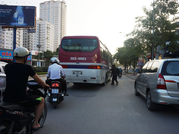 Xe khách “trá hình” hoạt động đón khách trên phố (Ảnh chụp trên đường Lê Văn Lương)