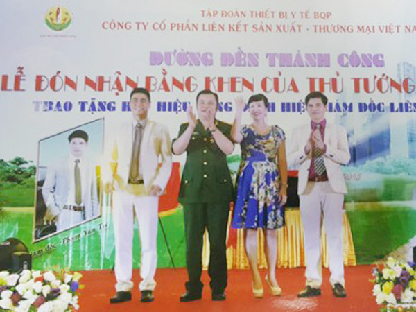 Lê Xuân Giang (mặc quân phục giả mạo) và đồng bọn đã làm giả Bằng khen của Thủ tướng Chính phủ rồi tổ chức lễ đón nhận rình rang