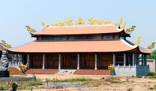 Một nhà gỗ trong đền thờ tổ nghiệp của Hoài Linh gần như hoàn thiện. Ảnh: Duy Trần