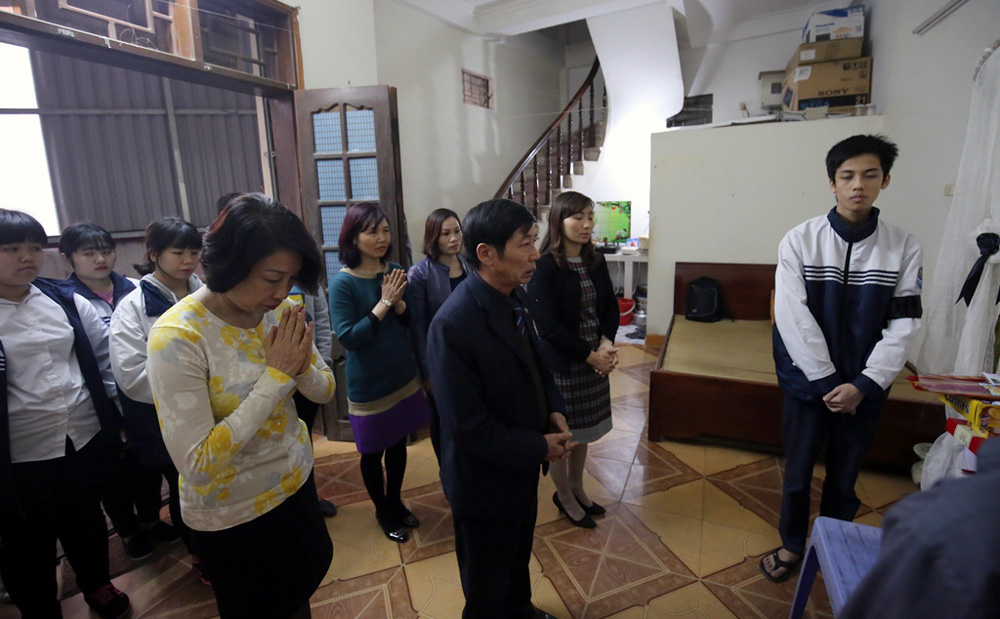 Ban giám hiệu trường THPT Vạn Xuân - Long Biên cùng các học sinh và phụ huynh đến thăm hỏi, động viên gia đình em Dương.