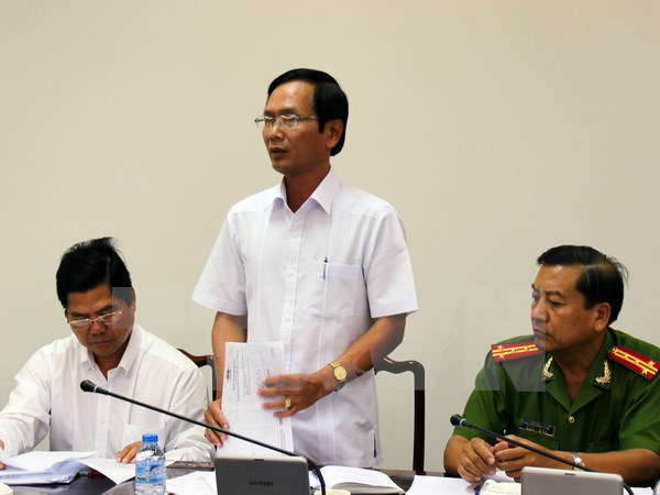 Chủ tịch UBND huyện Thới Bình Trần Văn Dũng báo cáo tình trạng cho vay tín dụng đen tại địa phương. (Ảnh: Huỳnh Thế Anh/TTXVN)
