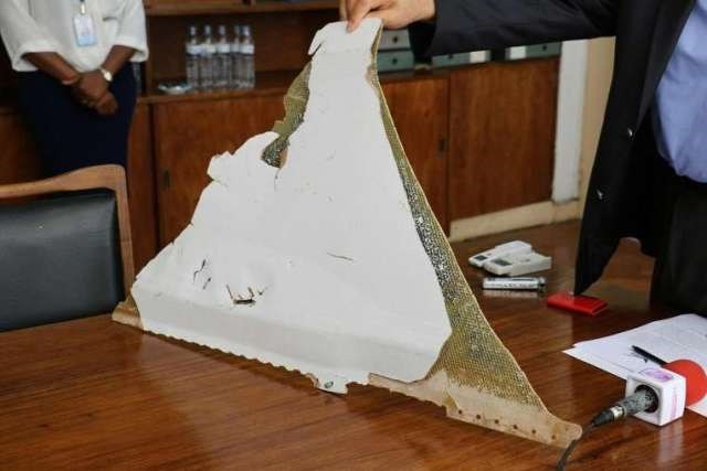 Mảnh vỡ được cho là của chiếc máy bay MH370 được chụp tại Viện hàng không dân dụng quốc gia Mozambique. (Nguồn: AFP)