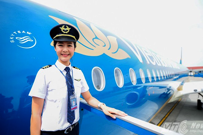 Nữ phi công Huỳnh Lý Đông Phương (sinh năm 1987, tại Brussels, Bỉ) trong gia đình Việt Nam có hai người con.