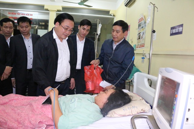 Bí thư Thành ủy Hoàng Trung Hải thăm bệnh nhân điều trị ở Bệnh viện Hà Đông