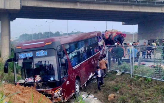 Vụ tai nạn trên cao tốc Nội Bài - Lào Cai cuối tháng 12/2015 giữa xe khách Trung Kiên và Bảo Yến khiến 2 người chết, 22 người bị thương