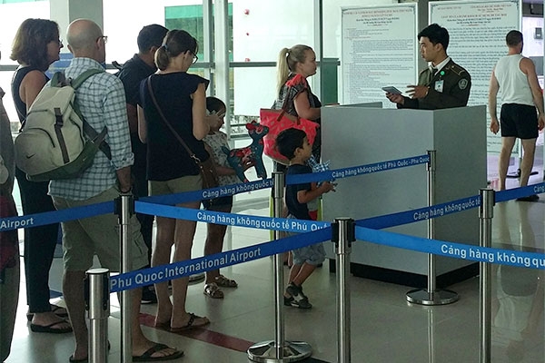 Kiểm tra giấy tờ của hành khách trước khi lên máy bay - Ảnh: Ngô Vinh
